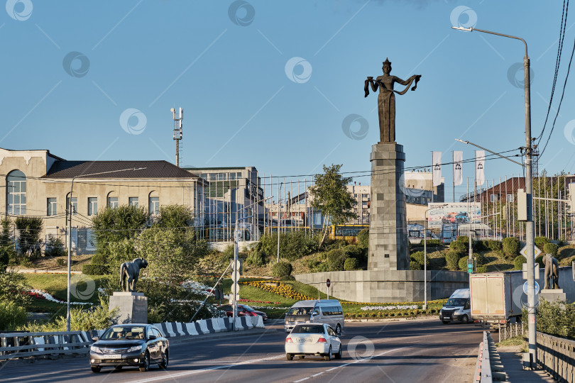 Скачать Городской пейзаж Улан-Удэ, Россия. Скульптура "Мать Бурятия", "Гостеприимная Бурятия". фотосток Ozero