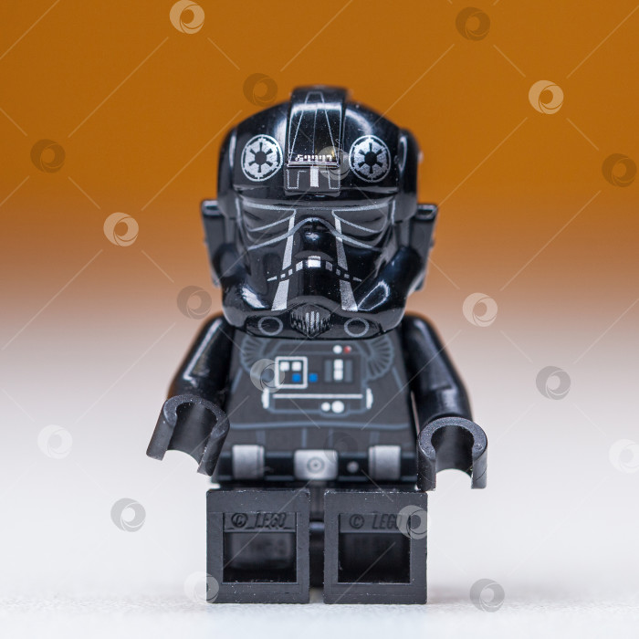 Скачать РОССИЯ, САМАРА, 22 декабря 2021 года, Минифигурка Lego Star Wars, галстук пилота имперского истребителя фотосток Ozero