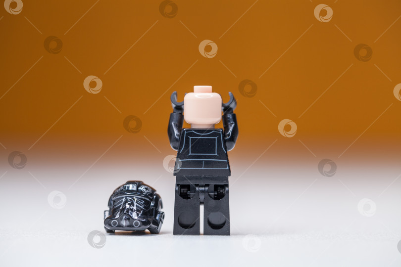 Скачать РОССИЯ, САМАРА, 22 декабря 2021 года, Минифигурка Lego Star Wars, галстук пилота имперского истребителя фотосток Ozero