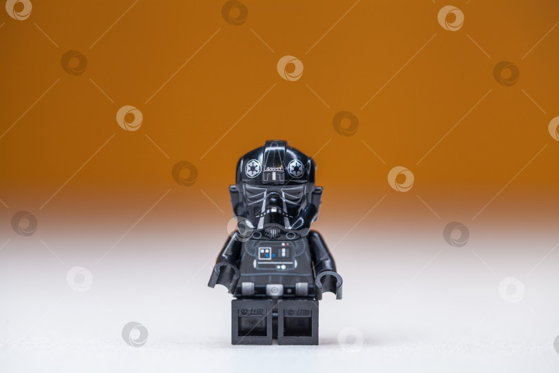 Скачать РОССИЯ, САМАРА, 22 декабря 2021 года, Минифигурка Lego Star Wars, галстук пилота имперского истребителя фотосток Ozero