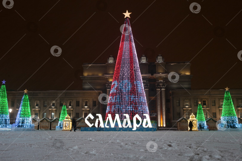 Скачать РОССИЯ, САМАРА, 20 января 2019 года, Рождественская елка на площади на фотосток Ozero