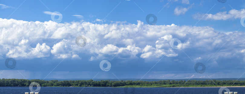 Скачать Белые облака в небе - река Волга фотосток Ozero