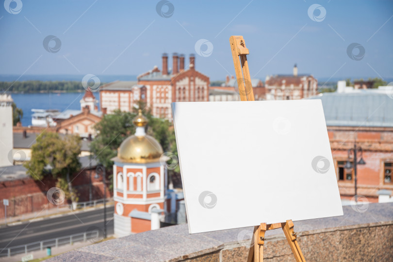 Скачать Пустой белый холст на треноге, летняя улица фотосток Ozero