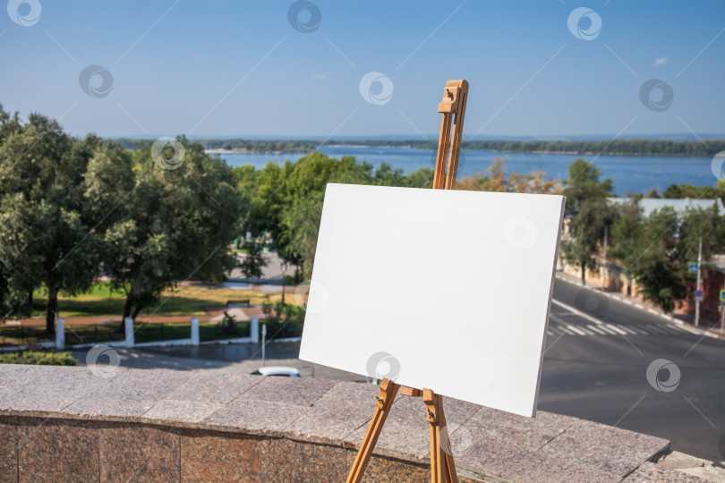 Скачать Пустой белый холст на треноге, летняя улица фотосток Ozero