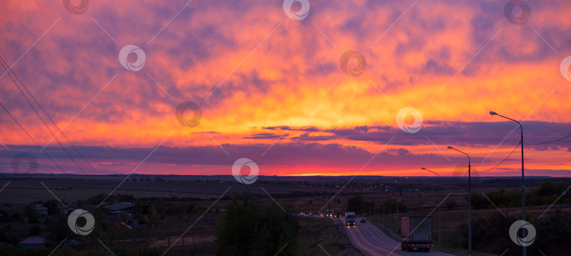 Скачать Дорога в красочном восходе солнца фотосток Ozero