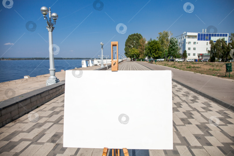 Скачать Пустой белый холст на треноге, летняя улица фотосток Ozero