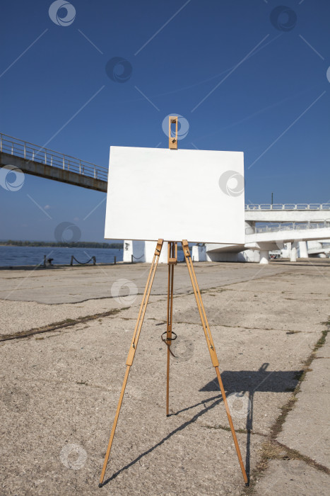 Скачать Пустой белый холст на треноге, летняя улица фотосток Ozero