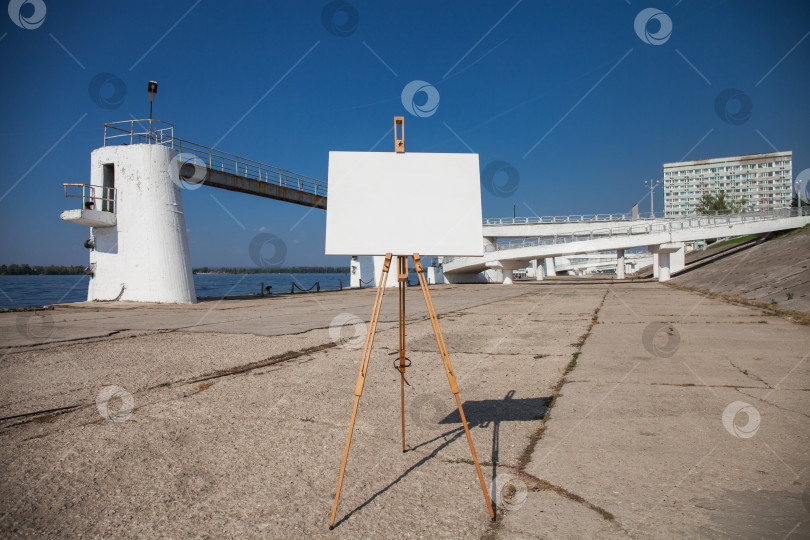 Скачать Пустой белый холст на треноге, летняя улица фотосток Ozero