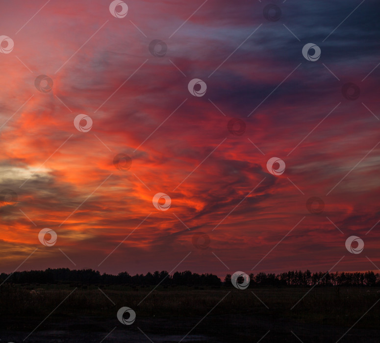 Скачать Огненный закат - мистический небесный пейзаж фотосток Ozero