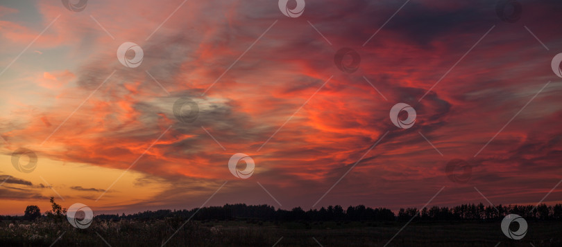 Скачать Огненный закат - мистический небесный пейзаж фотосток Ozero