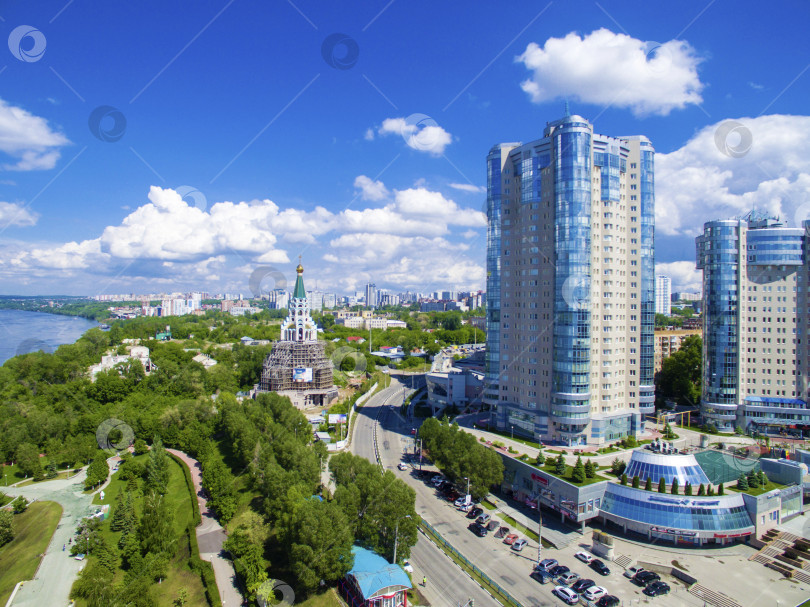 Скачать САМАРА, РОССИЯ - 21 мая: Дневной обзор жилого комплекса "Ладья", 21 мая 2016 года, Самара. Комплекс расположен в самом центре города Самара на берегу реки Волга фотосток Ozero