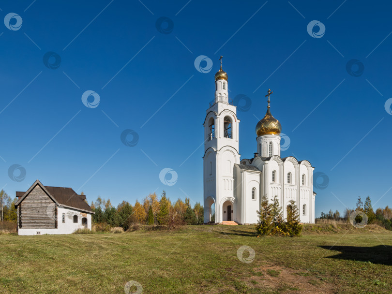 Скачать Владимирская церковь в селе Стуколово Псковской области. Архитектура и осенний пейзаж. фотосток Ozero