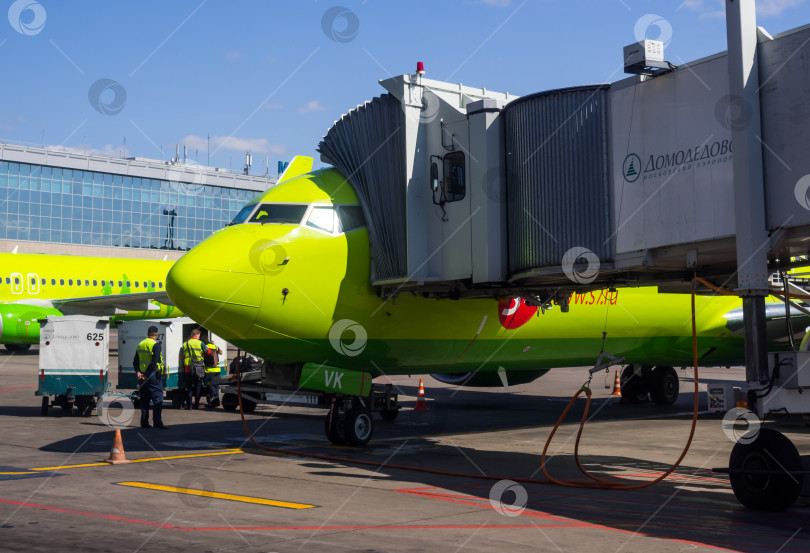 Скачать Самолет S7 Airlines в воздушном шлюзе аэропорта Домодедово фотосток Ozero