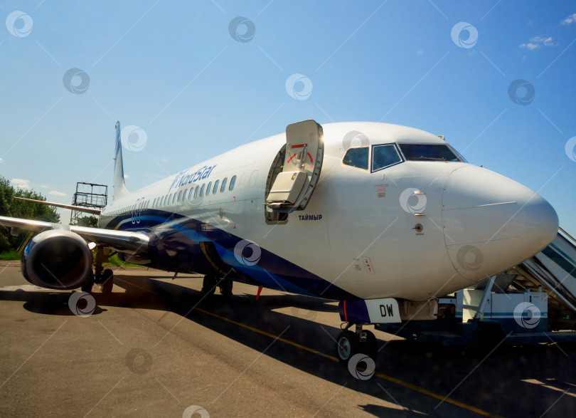 Скачать Самолет авиакомпании "Таймыр Эйрлайнз" (NordStar Airlines) на летном поле аэропорта Домодедово фотосток Ozero