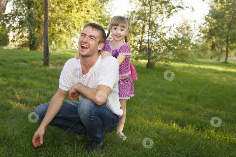Скачать Семья. Отец и дочь на открытом воздухе фотосток Ozero