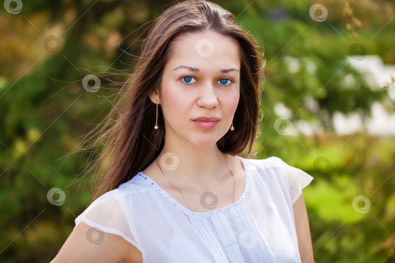 Скачать Портрет красивой молодой счастливой женщины фотосток Ozero