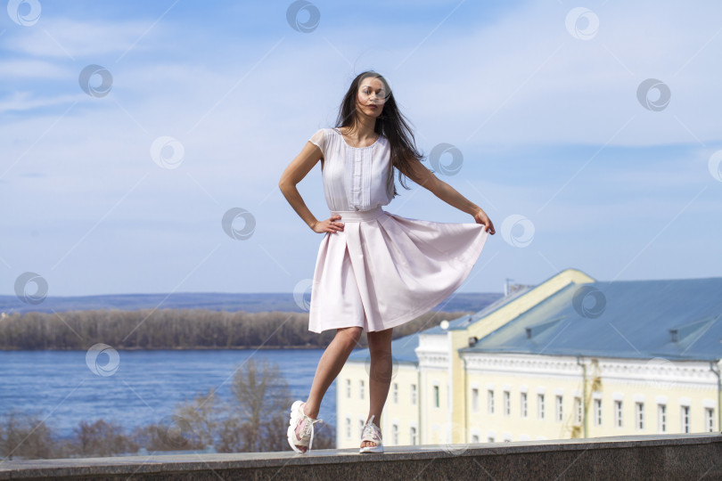 Скачать Молодая брюнетка в розовой юбке и белой блузке фотосток Ozero