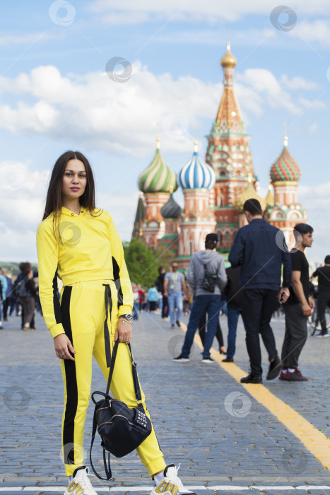 Скачать Портрет молодой красивой брюнетки в желтом спортивном костюме фотосток Ozero
