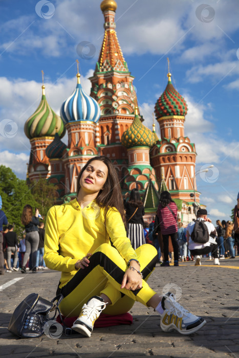 Скачать Портрет молодой красивой брюнетки в желтом спортивном костюме фотосток Ozero