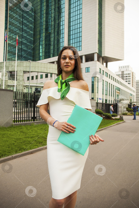 Скачать Красивая брюнетка в белом платье фотосток Ozero