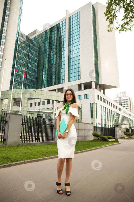 Скачать Красивая брюнетка в белом платье фотосток Ozero