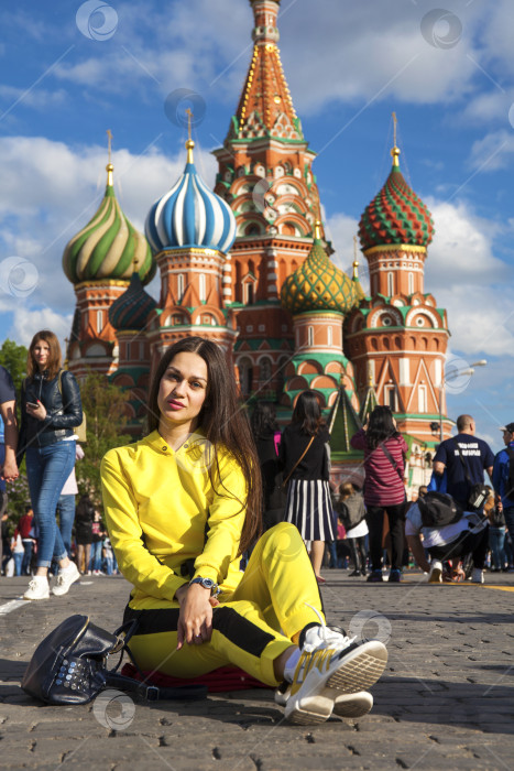 Скачать Портрет молодой красивой брюнетки в желтом спортивном костюме фотосток Ozero