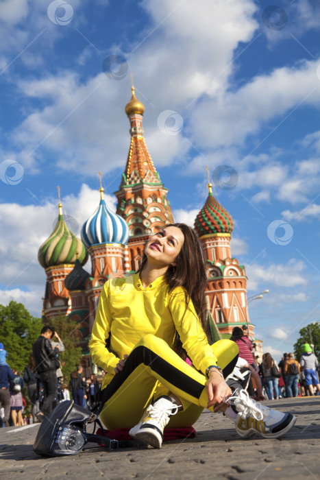 Скачать Портрет молодой красивой брюнетки в желтом спортивном костюме фотосток Ozero