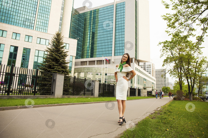 Скачать Красивая брюнетка в белом платье фотосток Ozero
