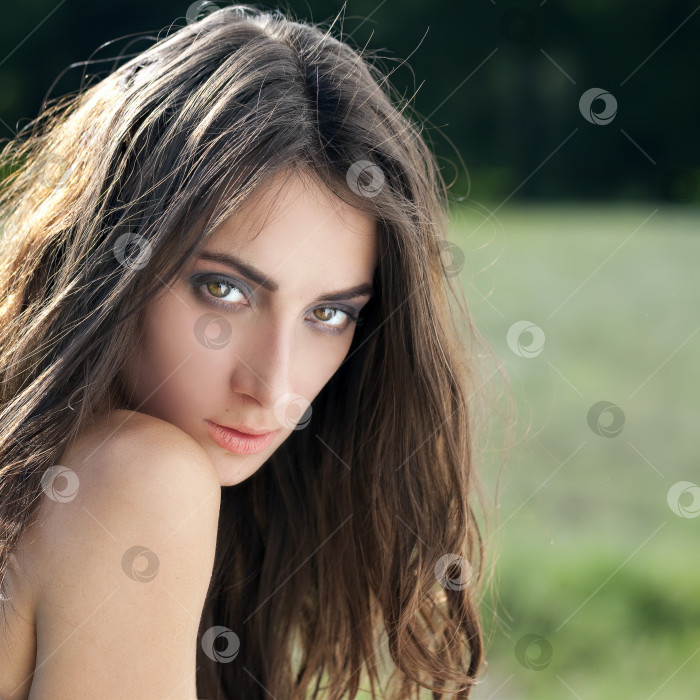 Скачать Красивая молодая женщина фотосток Ozero