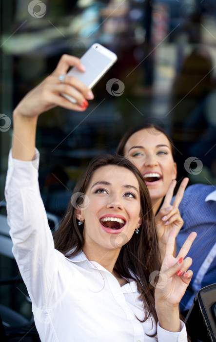 Скачать Селфи двух счастливых подруг фотосток Ozero