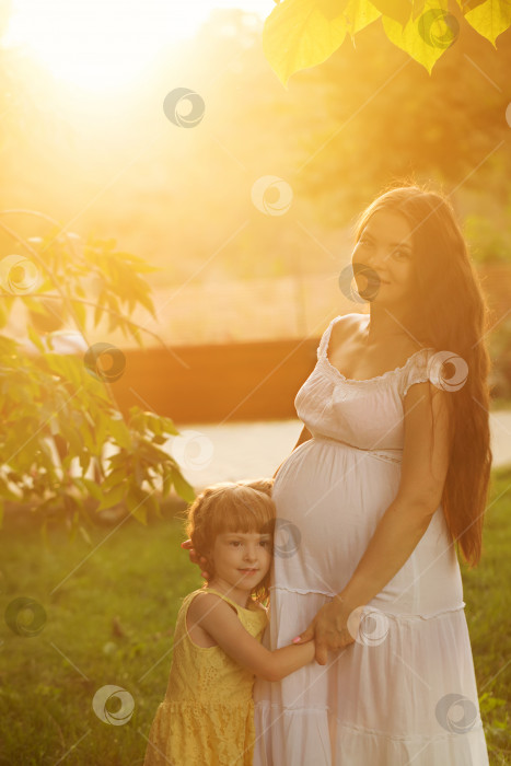 Скачать Семья. Беременная мать и дочь фотосток Ozero