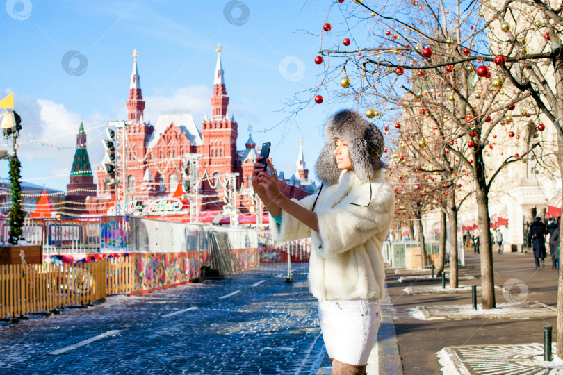 Скачать Селфи, молодая красивая девушка, сфотографированная на мобильный телефон фотосток Ozero
