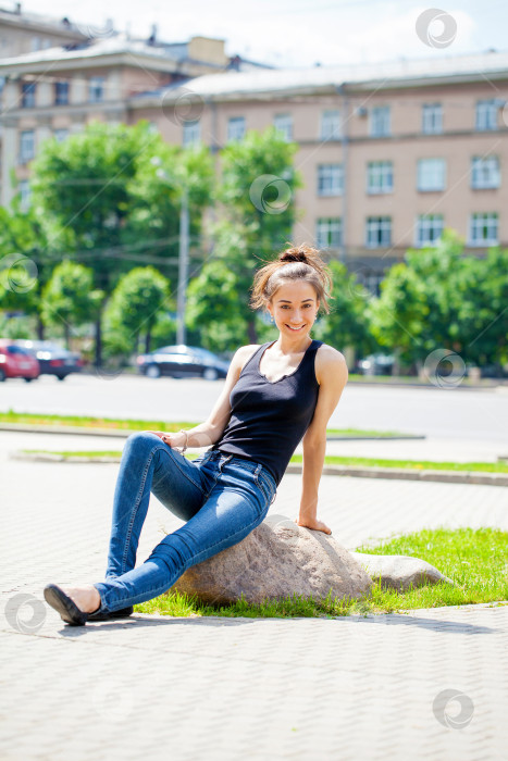 Скачать Молодая красивая шатенка в синих джинсах фотосток Ozero