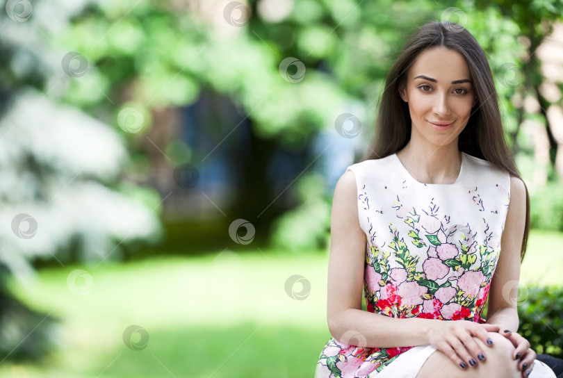 Скачать Портрет красивой молодой счастливой женщины фотосток Ozero