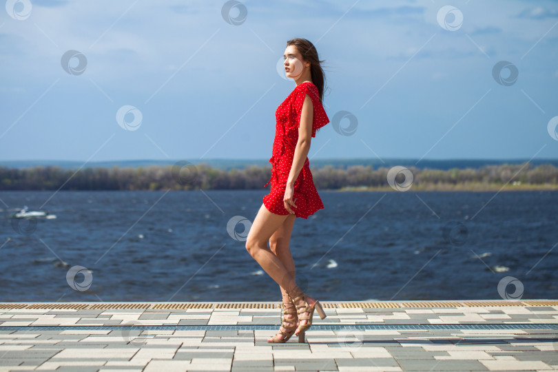Скачать Портрет молодой красивой женщины в красном платье фотосток Ozero