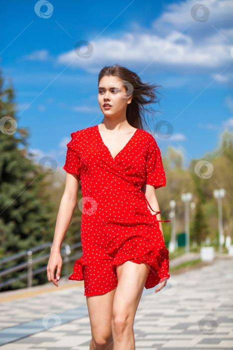 Скачать Портрет молодой красивой женщины в красном платье фотосток Ozero