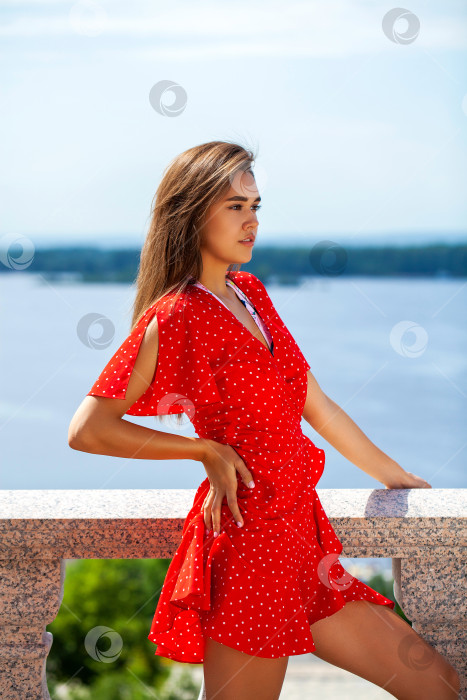 Скачать Молодая красивая брюнетка в летнем платье фотосток Ozero