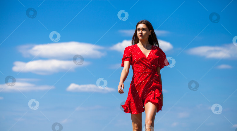 Скачать Портрет молодой красивой женщины в красном платье фотосток Ozero