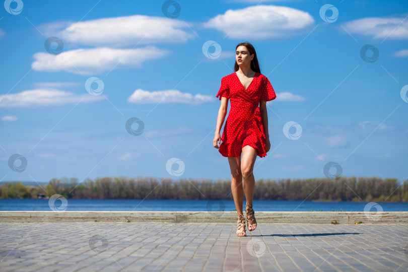 Скачать Портрет молодой красивой женщины в красном платье фотосток Ozero