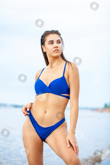 Скачать Портрет молодой брюнетки-модели в купальнике фотосток Ozero