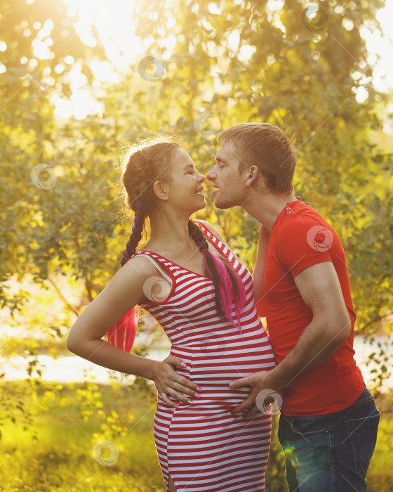 Скачать Семья. Муж и беременная жена на открытом воздухе фотосток Ozero