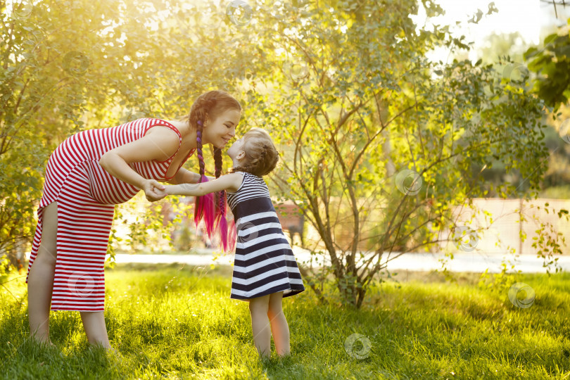Скачать Семья. Беременная мать и дочь на открытом воздухе фотосток Ozero