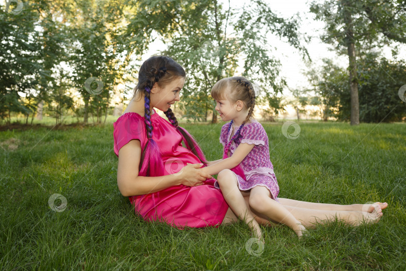 Скачать Семья. Мама беременна и дочь на открытом воздухе фотосток Ozero