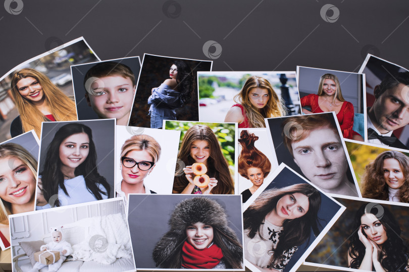 Скачать Продукция для фотопечати, коллаж из распечатанных портретных фотографий, выложенных фотосток Ozero
