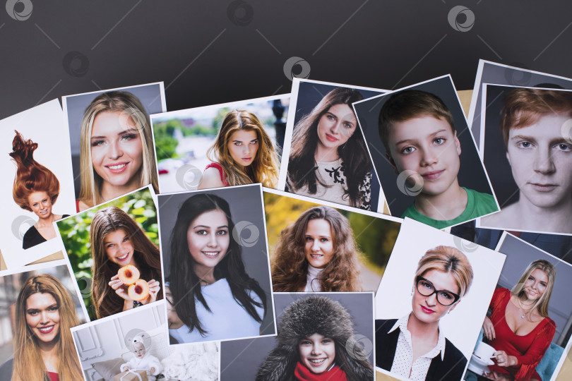 Скачать Продукция для фотопечати, коллаж из распечатанных портретных фотографий, выложенных фотосток Ozero
