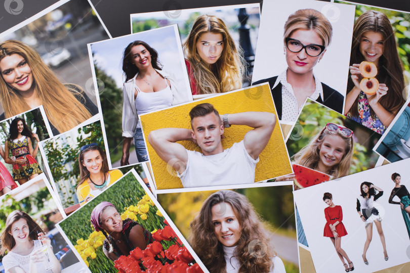 Скачать Продукция для фотопечати, коллаж из распечатанных портретных фотографий, выложенных фотосток Ozero