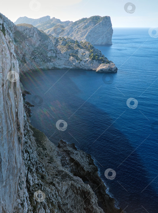 Скачать Вид на морской залив с высокой скалы в солнечный летний день фотосток Ozero