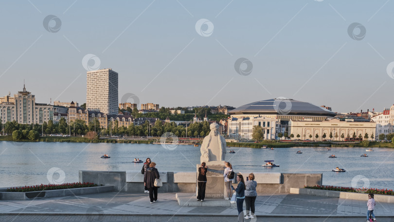 Скачать Туристы у памятника татарскому просветителю Марджани на набережной озера Нижний Кабан, Казань, Россия фотосток Ozero