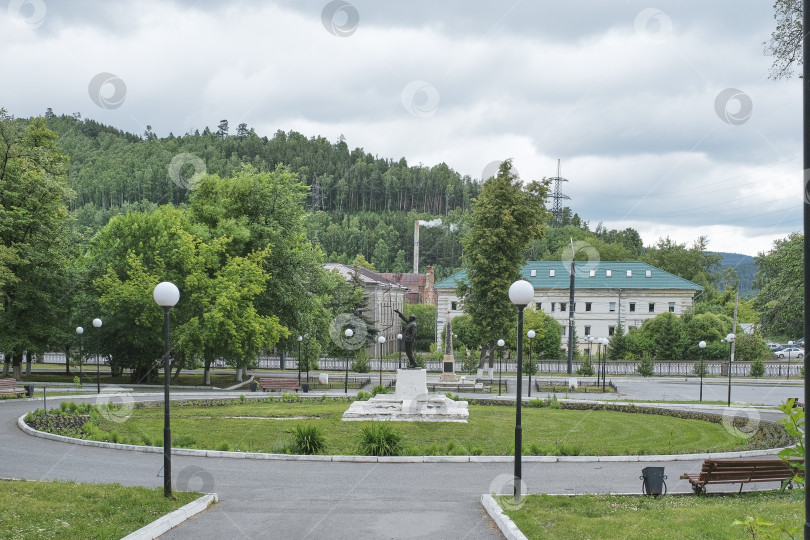 Скачать Городской сад, исторический памятник Ленину, Златоуст, Россия фотосток Ozero