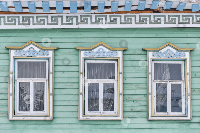 Скачать Окна с резными деревянными наличниками. Фасад типичного татарского дома. фотосток Ozero